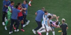 فيفا يلغي طرد باريديس لاعب الأرجنتين رغم اعتدائه على لاعبي إسبانيا  كتب