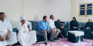 رئيسا أبشواي وسنورس بالفيوم يقدمان واجب العزاء لأسر ضحايا حادث الرياض