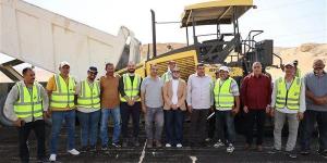 بتكلفة 350 مليون جنيه، محافظ الوادي الجديد تتابع أعمال ازدواج وتطوير طريق "الخارجة - أسيوط"