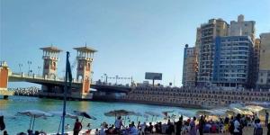إقبال متوسط على شواطئ الإسكندرية ورفع الرايات الخضراء والصفراء