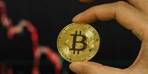 البيتكوين تواصل خسائرها وتتراجع دون 63 ألف دولار