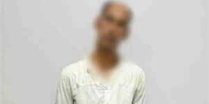 "ماسورة وسلاح أبيض"، عاطل يعتدي على صاحبة مقهى بالقليوبية ويحطم محتوياته