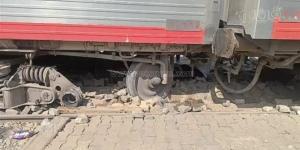 تفاصيل معاينة النيابة لموقع خروج جرار قطار عن القضبان في إمبابة