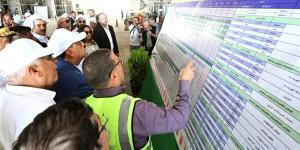 مدبولي يتفقد محطة القطار الكهربائي السريع بمطروح