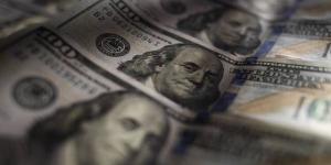 الدولار يتراجع بعد تباطؤ التضخم وترقب قرار الفيدرالي سبتمبر المقبل