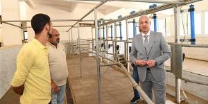 رئيس جامعة أسيوط يتفقد المحلب الآلي بمزرعة الإنتاج الحيواني لمتابعة التشغيل