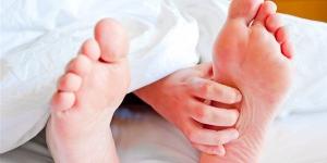 10 أسباب تؤدي إلى سخونة القدمين ليلا