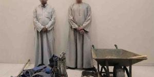حلم الثراء انتهى خلف القضبان، ضبط المتهمين بالتنقيب عن الآثار داخل عقار بسوهاج