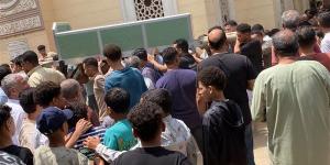 أهالي كفر الطويلة بالدقهلية يشيعون جثماني سيدة ونجلها ضحيتي حادث تصادم طريق طلخا