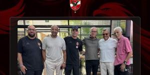 رئيس المغرب الفاسي يزور بعثة الأهلي قبل مواجهة برشلونة