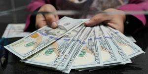 الدولار الأمريكي يستقر قرب أدنى مستوياته في ثلاثة أشهر