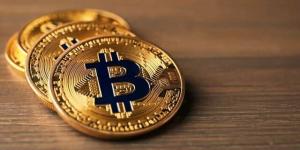 البيتكوين يتراجع دون 78 ألف دولار