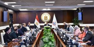 عبد الغفار يبحث تطوير خدمات التأمين الصحي وخطط إدارة وتشغيل مستشفى هليوبوليس الجديدة