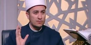 أمين الفتوى يوضح حكم ارتداء الكعب العالي للنساء (فيديو)