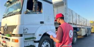 الهلال الأحمر يدفع بقافلة "زاد العزة 269" إلى غزة بحمولة تتجاوز 3750 طنًا