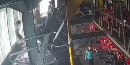 إندونيسيا..
      سقوط
      مميت
      لفتاة
      من
      نافذة
      صالة
      ألعاب
      رياضية