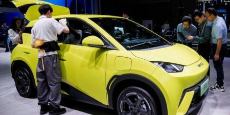 "BYD"
      تسجل
      ارتفاعاً
      21%
      بمبيعات
      السيارات
      الكهربائية
      بالربع
      الثاني