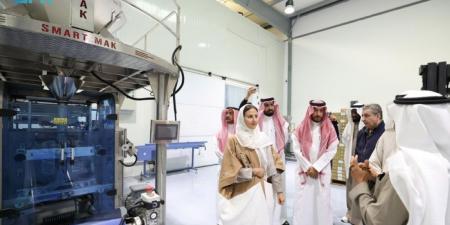 الأميرة سارة بنت بندر 
تتفقد مصانع التمور بالمدينة المنورة