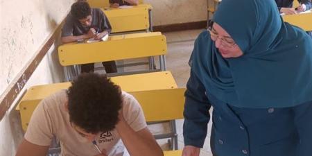 أدوا الإحصاء دون شكاوى، رئيس منطقة الدقهلية الأزهرية يتابع امتحانات الثانوية بمعهد الإمام مالك