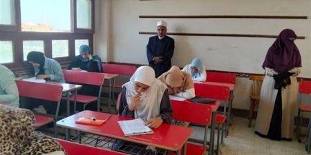رئيس أزهر الإسماعيلية يتابع امتحانات الثانوية للقسم العلمي بمعهد محمد جبر بالقصاصين