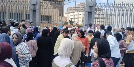 النحو لخبطنا والأسئلة فوق المتوقع، طلاب الثانوية بالإسكندرية يشتكون من امتحان العربي (فيديو)