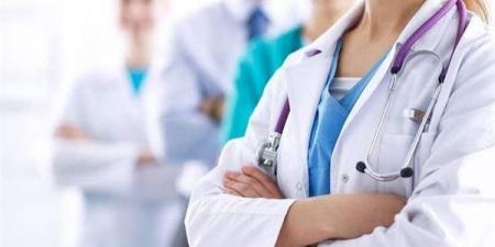 خفض أعداد القبول بكليات الطب ليس حلا، تحرك برلماني بشأن أزمة نقص الأطباء