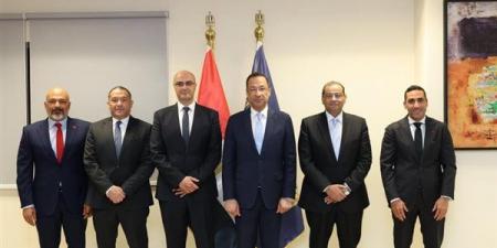 وزير الاتصالات يشهد مراسم توقيع ملاحق تراخيص شريحة الطفل