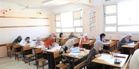 طلاب الثانوية العامة 2026 النظام القديم يؤدون امتحان مادة الرياضيات البحتة، غدا