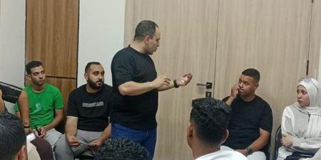 محافظ الإسماعيلية يتابع إجراء المقابلات الشخصية لـ128 شابا وفتاة للعمل بشركة خدمات بترولية
