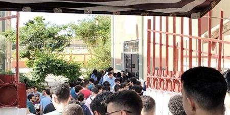 توافد طلاب الثانوية العامة بالإسماعيلية على اللجان لأداء امتحانات علم النفس والرياضيات البحتة والأحياء