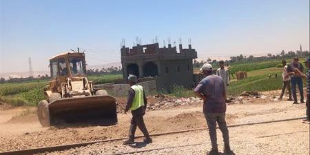 غلق 20 معبرًا غير قانوني على السكك الحديدية بدشنا حماية للمواطنين