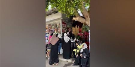 تزاحم أولياء أمور طلاب الثانوية على بائع ورد بالجيزة احتفالا بانتهاء الامتحانات (فيديو)