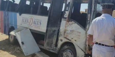 مصرع شخص وإصابة 17 آخرين في انقلاب أتوبيس بالكيلو 74 على طريق مطروح الساحلي
