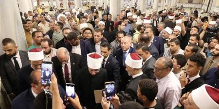 وزير الأوقاف ومحافظ القاهرة ونقيب الأشراف يفتتحون مسجد الإمام الحسين بعد تجديد الفرش (صور)