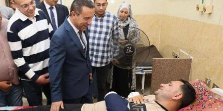 بعد التعدي عليه أثناء عمله، محافظ المنوفية يزور نائب رئيس حي شرق بالمستشفى