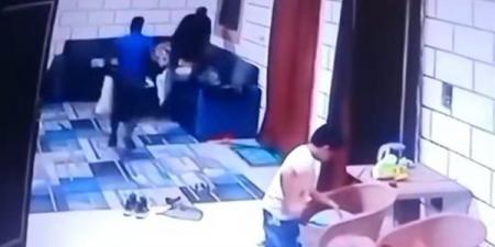 منزل تحول إلى مسرح للرعب، اختطاف شخص والاعتداء عليه أمام ابنه (فيديو)