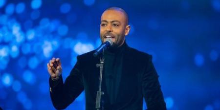 تامر عاشور يفاجئ جمهور قرطاج بأغنية لفضل شاكر (فيديو)