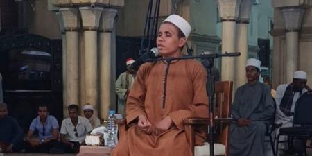رغم فقدان بصره، زياد يروي رحلته مع القرآن من حفظه بسن التاسعة حتى تصفيات «دولة التلاوة» بقنا
