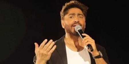 تعرف على مواعيد حفلات تامر حسني بعد وفاة والده