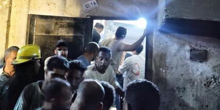 الدفع بمعدات ثقيلة لرفع أنقاض عقار حدائق القبة المنهار