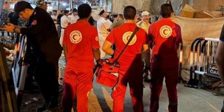 الهلال الأحمر يتحرك لموقع انهيار عقار عزبة أبو حشيش بحدائق القبة (صور)