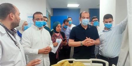 نائب وزير الصحة يتفقد مصابي حادث الإسماعيلية