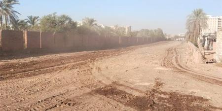 رفع المخلفات وتسوية طريق السفير بدر عبد العاطي ورصف شارع الجامعة بأسيوط