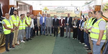 محافظ بني سويف يتفقد معرضًا لتوزيع الزي المدرسي على 15 ألف أسرة