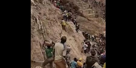مقطع مرعب، انهيار أرضي يحول منجم ذهب إلى مقبرة جماعية لعشرات العمال (فيديو)