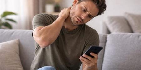 استشاري عظام يحذر من الإفراط في استخدام الهاتف: الجلوس الطويل يهدد عضلات الرقبة