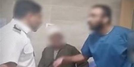 رغم التصالح، جزاء إداري لضابط بعد مشادة مع طبيب داخل مستشفى بسوهاج