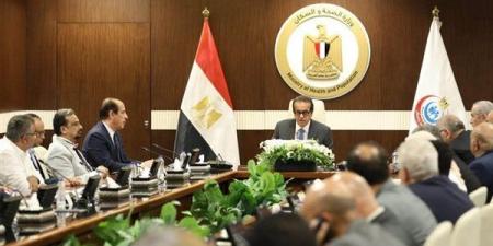 وزير الصحة يترأس الاجتماع الدوري لقيادات الوزارة لمتابعة سير العمل بمختلف الملفات