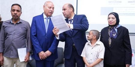 وزير العمل يراجع عقد أحد ذوي الهمم بنفسه قبل استلامه