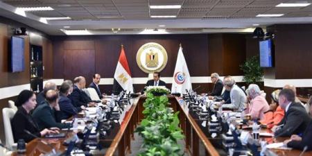عبد الغفار يبحث تطوير خدمات التأمين الصحي وخطط إدارة وتشغيل مستشفى هليوبوليس الجديدة